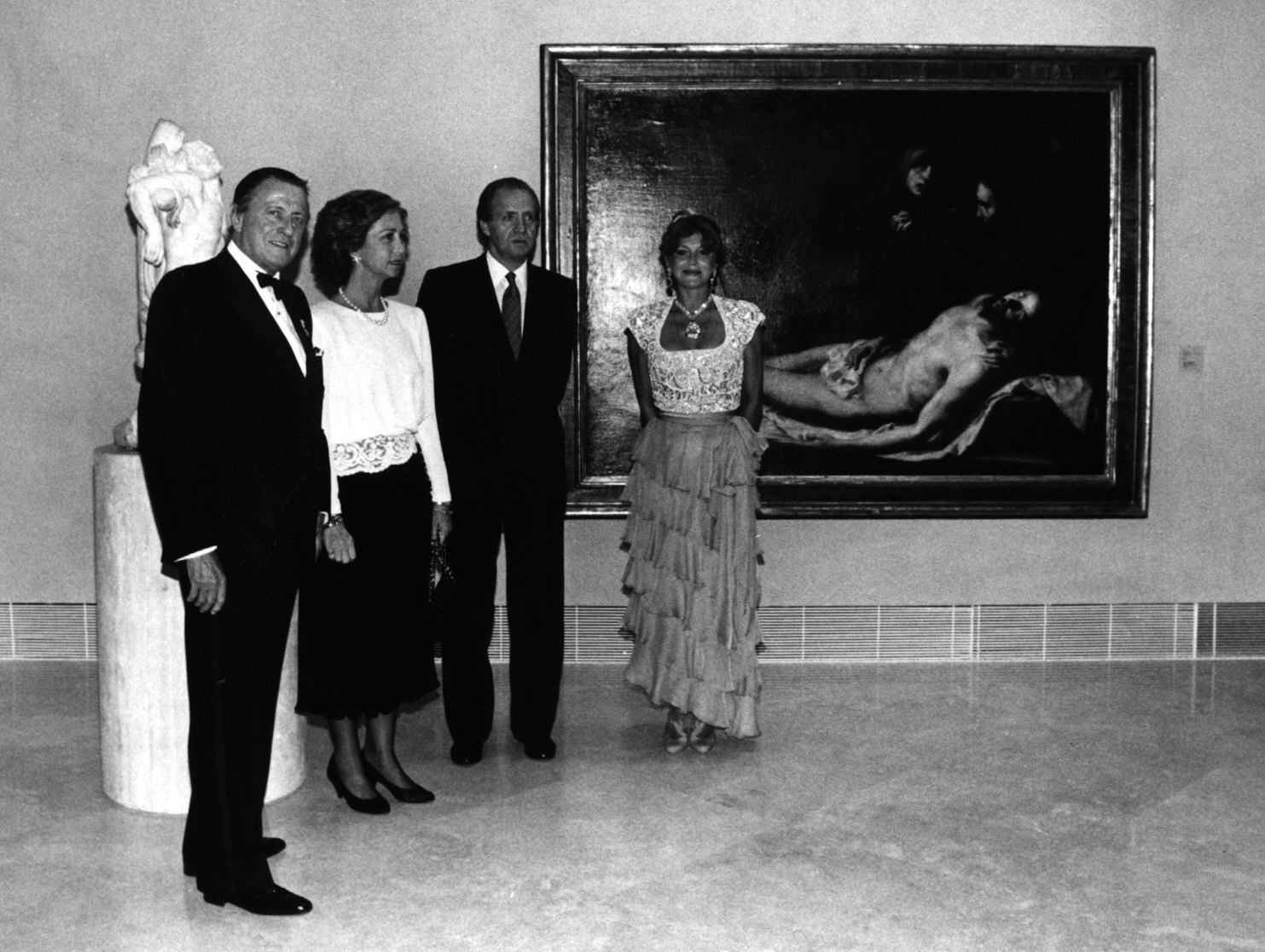 Inauguración del museo de la colección de pintura Thyssen- Bornemisza, en Madrid. Los barones posan con los reyes Juan Carlos y Sofía. /ULY MARTIN