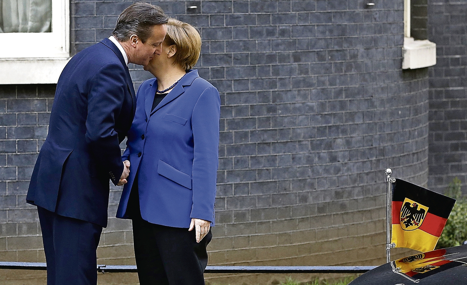 El primer ministro británico, David Cameron, y la canciller alemana, Angela Merkel, en Downing Street./ KIRSTY WIGGLESWORTH, AP 